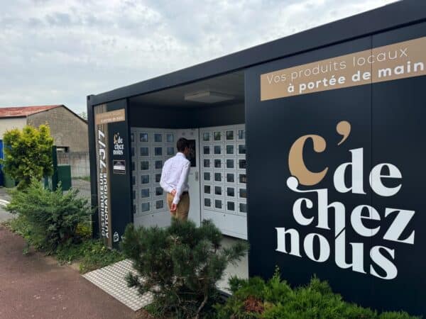 Un kiosque de casiers automatiques alimentaires à la campagne