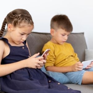 Enfants regardant leurs téléphone