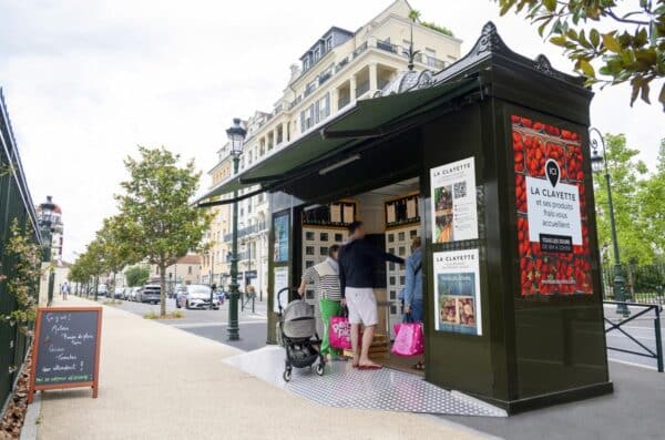 Un kiosque de casiers automatiques alimentaires en ville